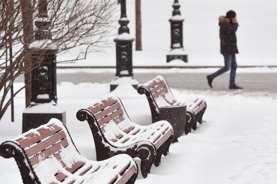 Moscow utility crews deal with snowfall aftermath