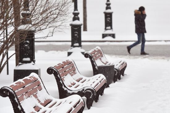 Moscow utility crews deal with snowfall aftermath