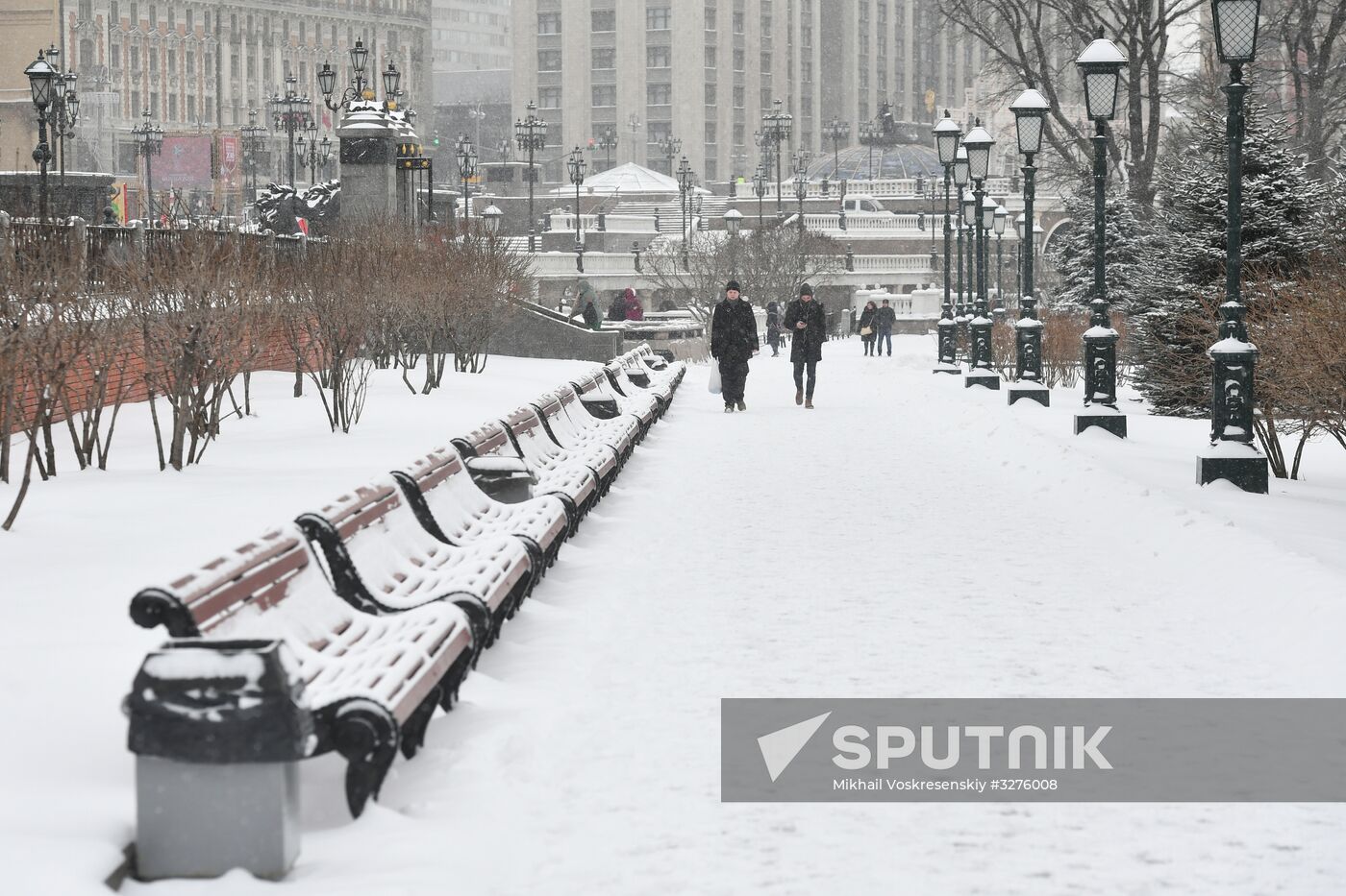 Moscow utility crews deal with snowfall aftermath