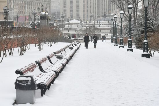 Moscow utility crews deal with snowfall aftermath