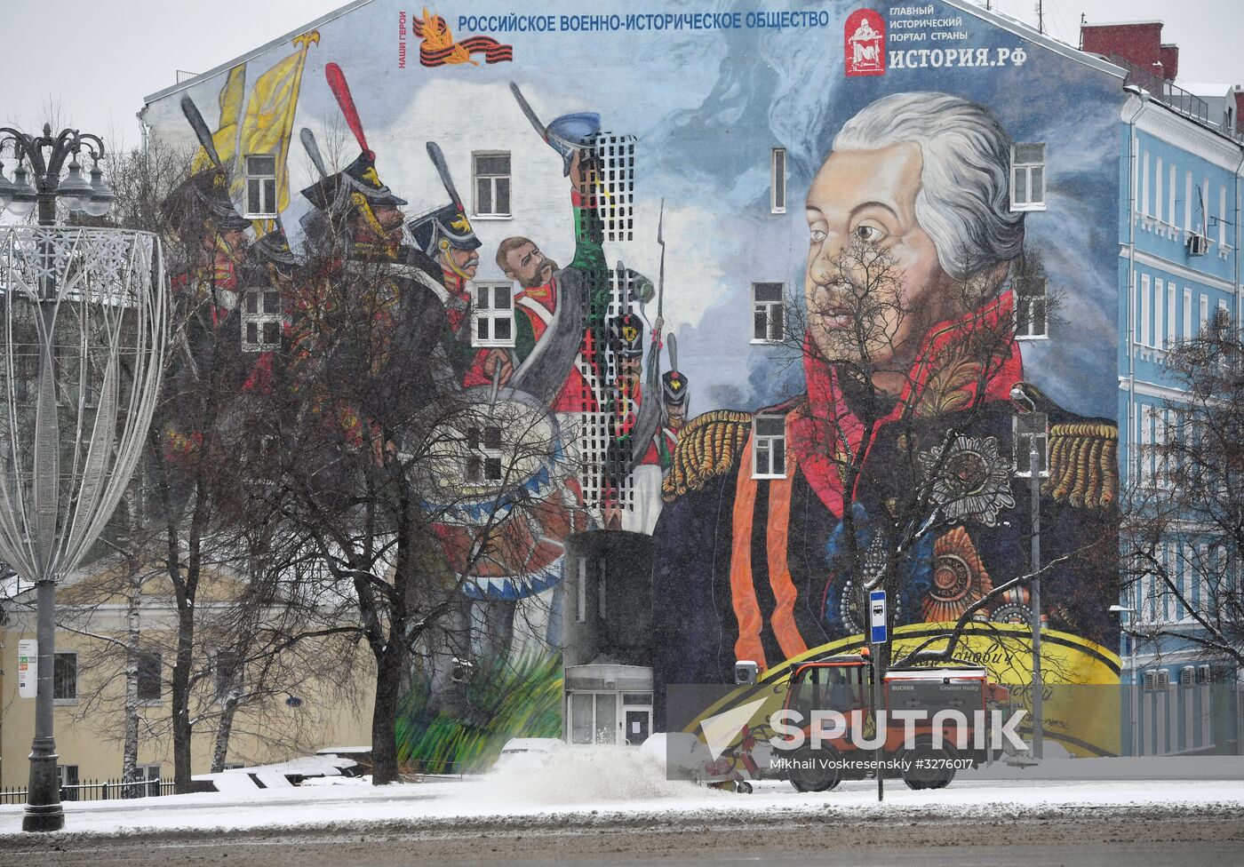 Moscow utility crews deal with snowfall aftermath