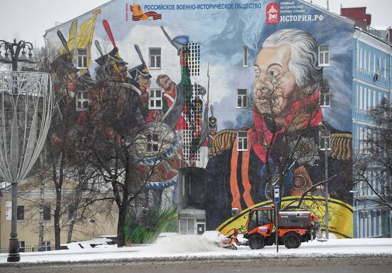 Moscow utility crews deal with snowfall aftermath