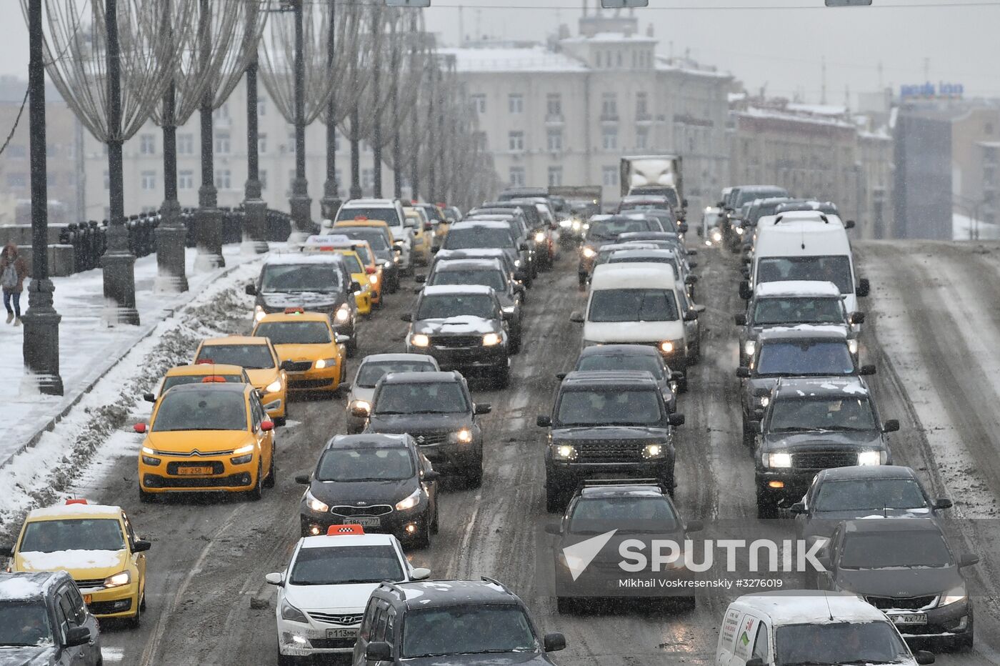 Moscow utility crews deal with snowfall aftermath