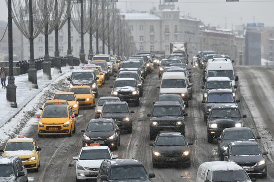 Moscow utility crews deal with snowfall aftermath