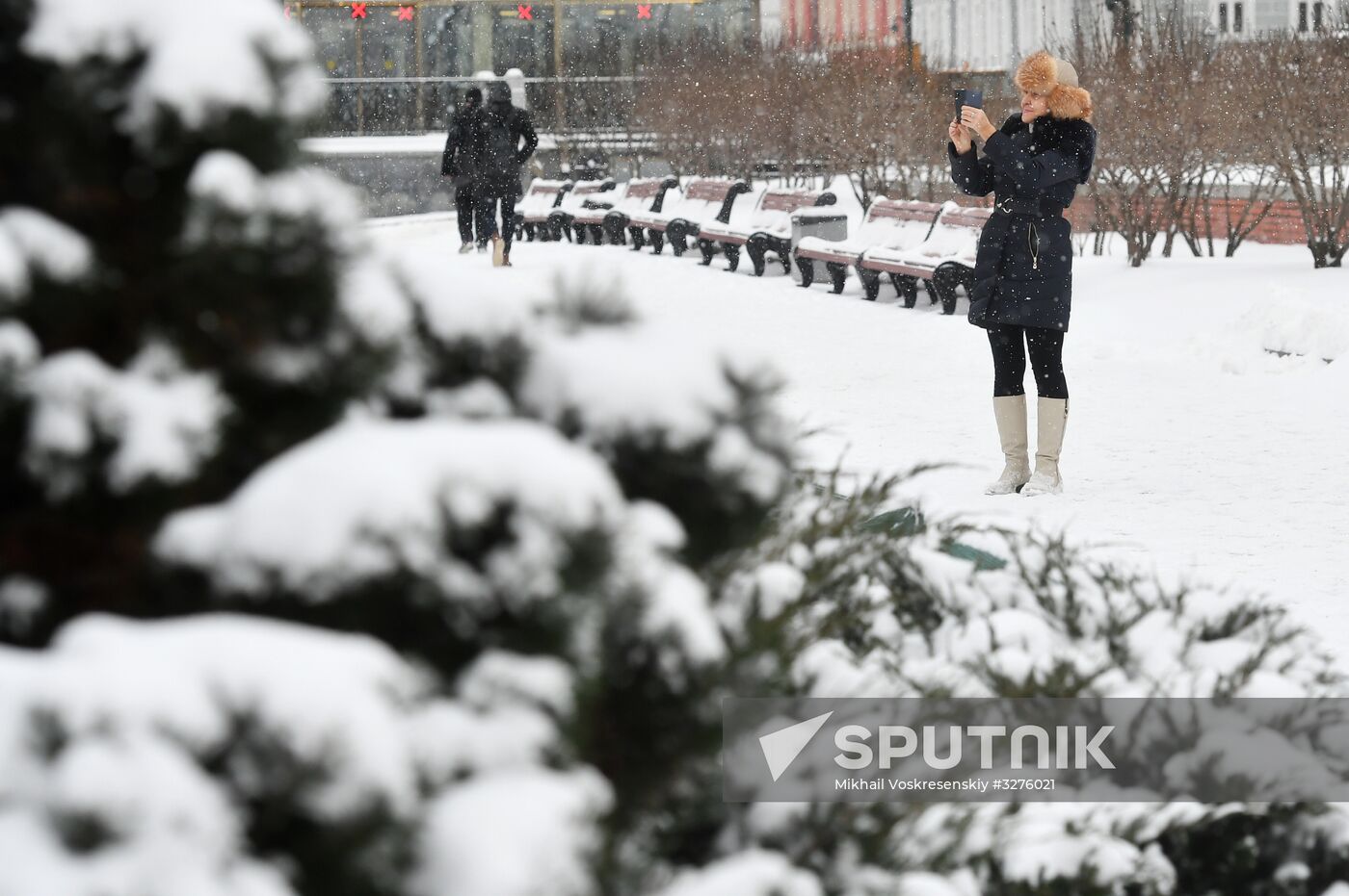 Moscow utility crews deal with snowfall aftermath