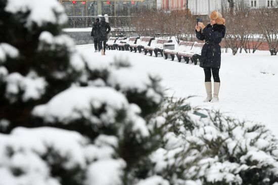 Moscow utility crews deal with snowfall aftermath