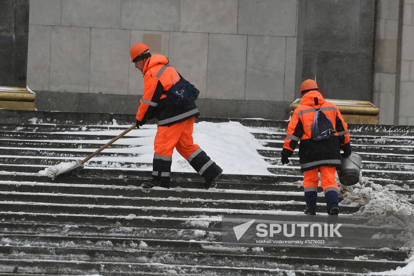 Moscow utility crews deal with snowfall aftermath