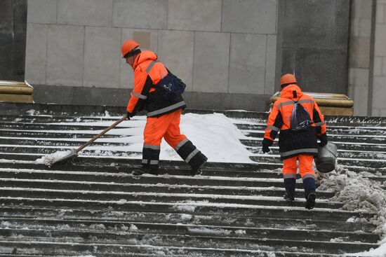 Moscow utility crews deal with snowfall aftermath
