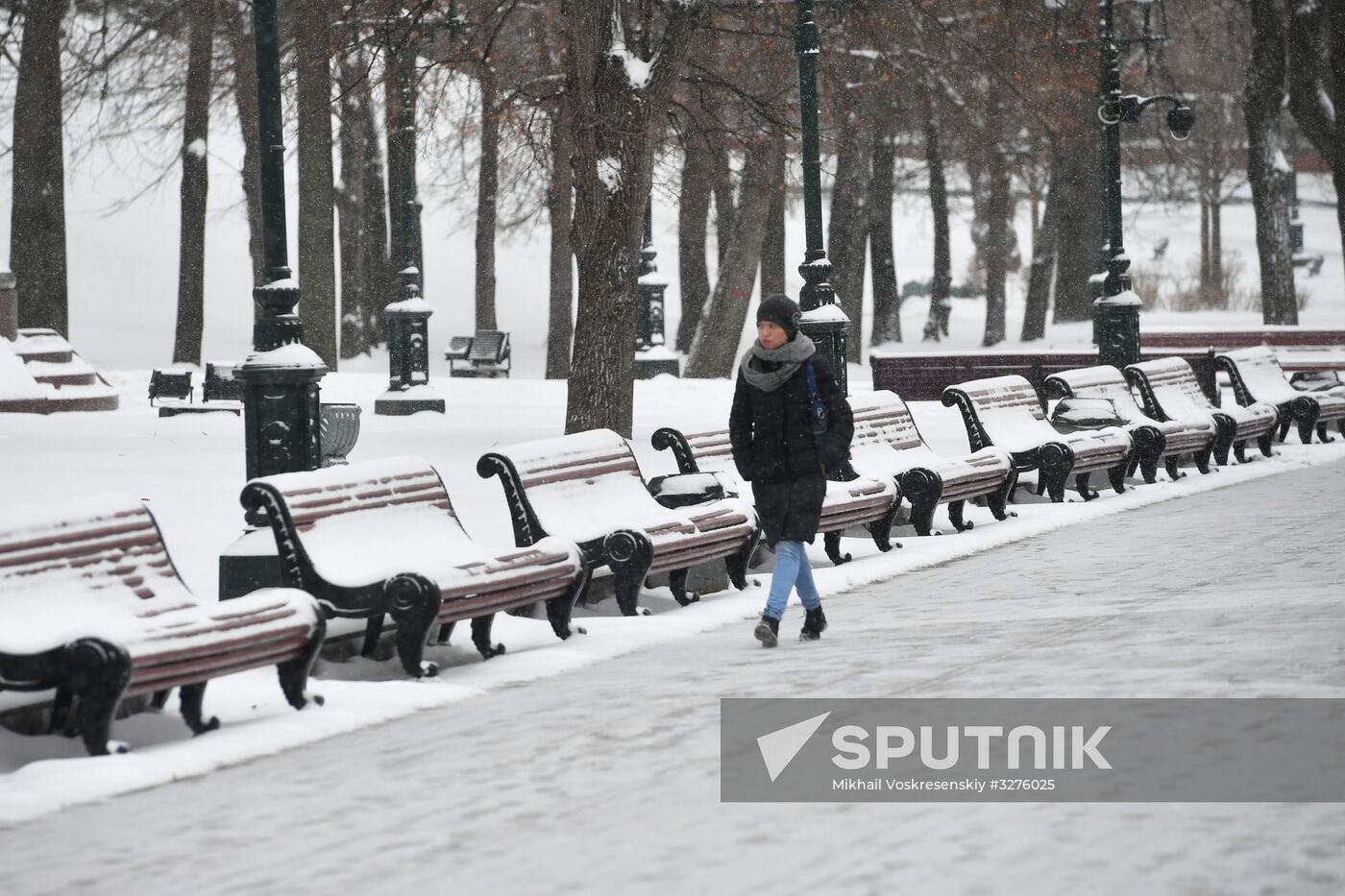 Moscow utility crews deal with snowfall aftermath