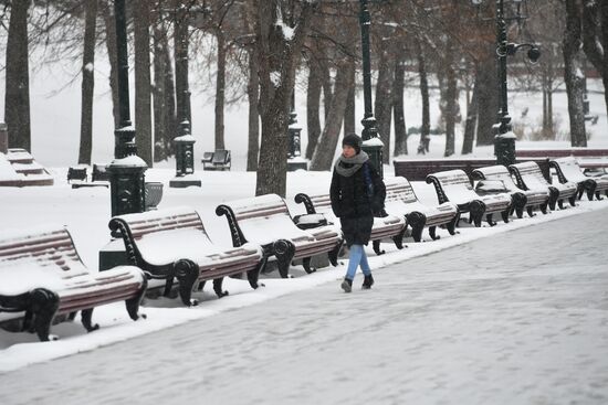 Moscow utility crews deal with snowfall aftermath