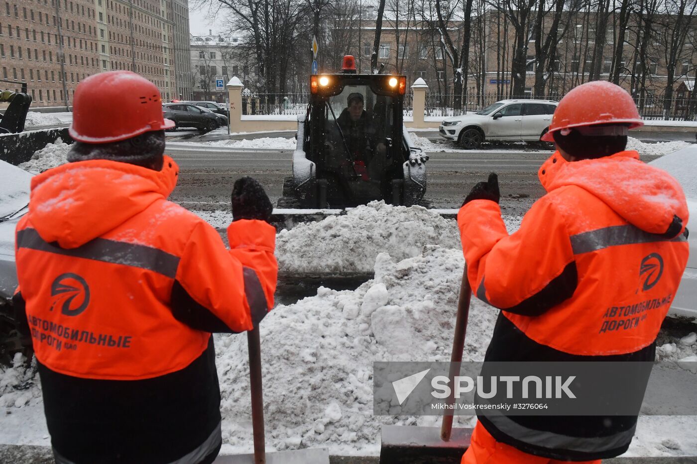 Moscow utility crews deal with snowfall aftermath