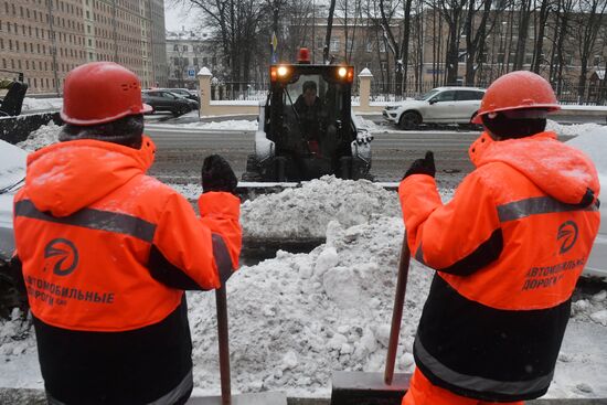 Moscow utility crews deal with snowfall aftermath