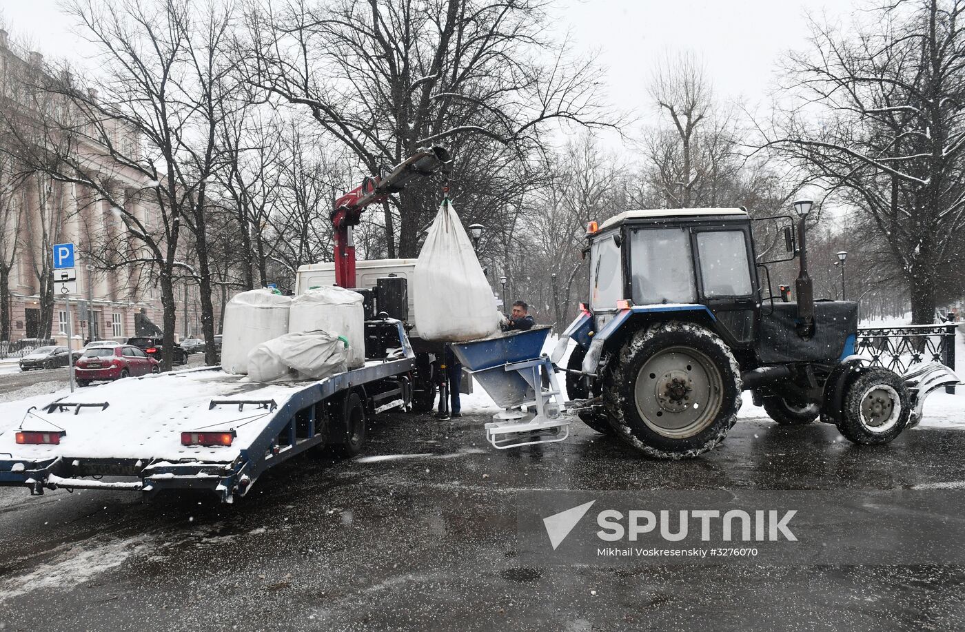 Moscow utility crews deal with snowfall aftermath