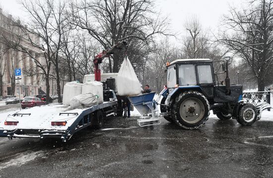 Moscow utility crews deal with snowfall aftermath
