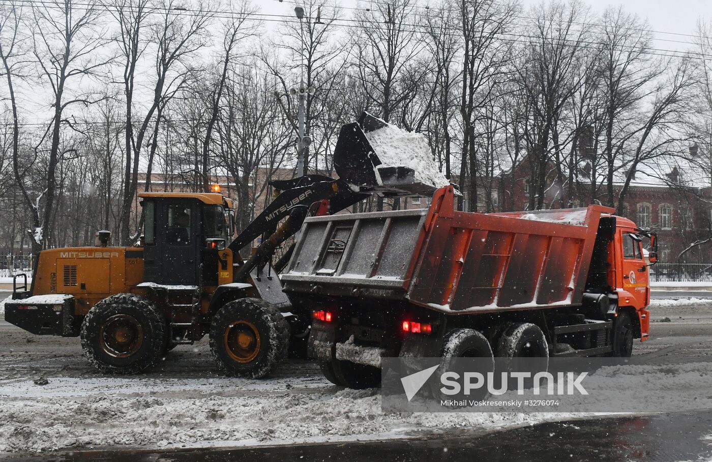 Moscow utility crews deal with snowfall aftermath