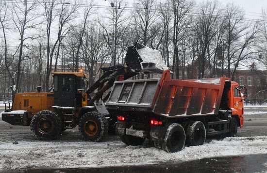 Moscow utility crews deal with snowfall aftermath