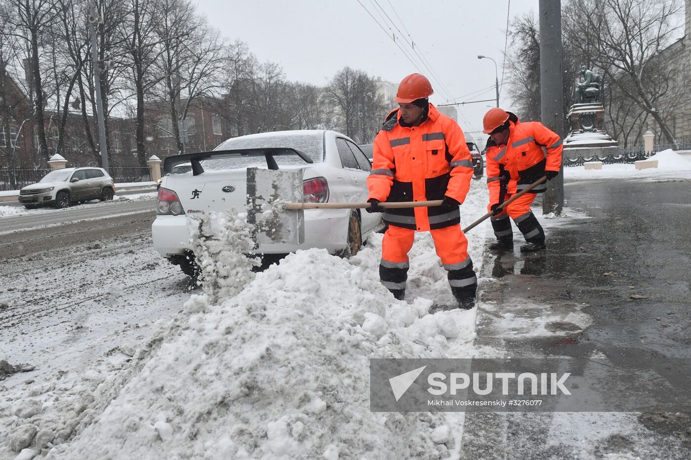 Moscow utility crews deal with snowfall aftermath