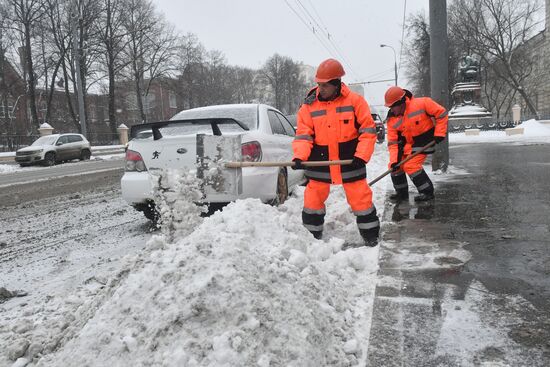 Moscow utility crews deal with snowfall aftermath