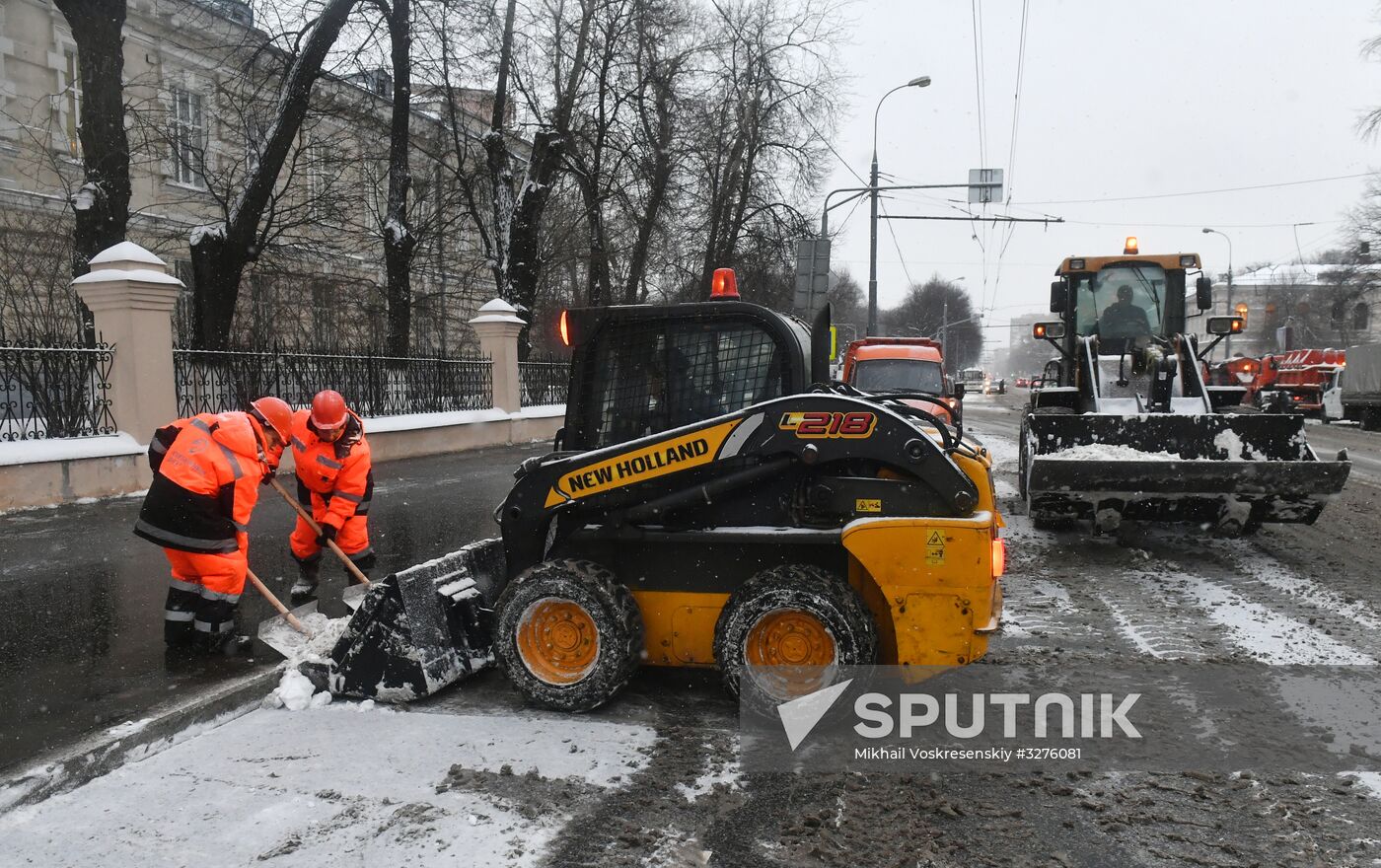 Moscow utility crews deal with snowfall aftermath