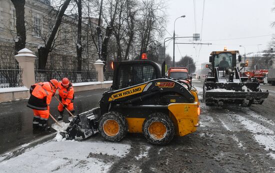 Moscow utility crews deal with snowfall aftermath