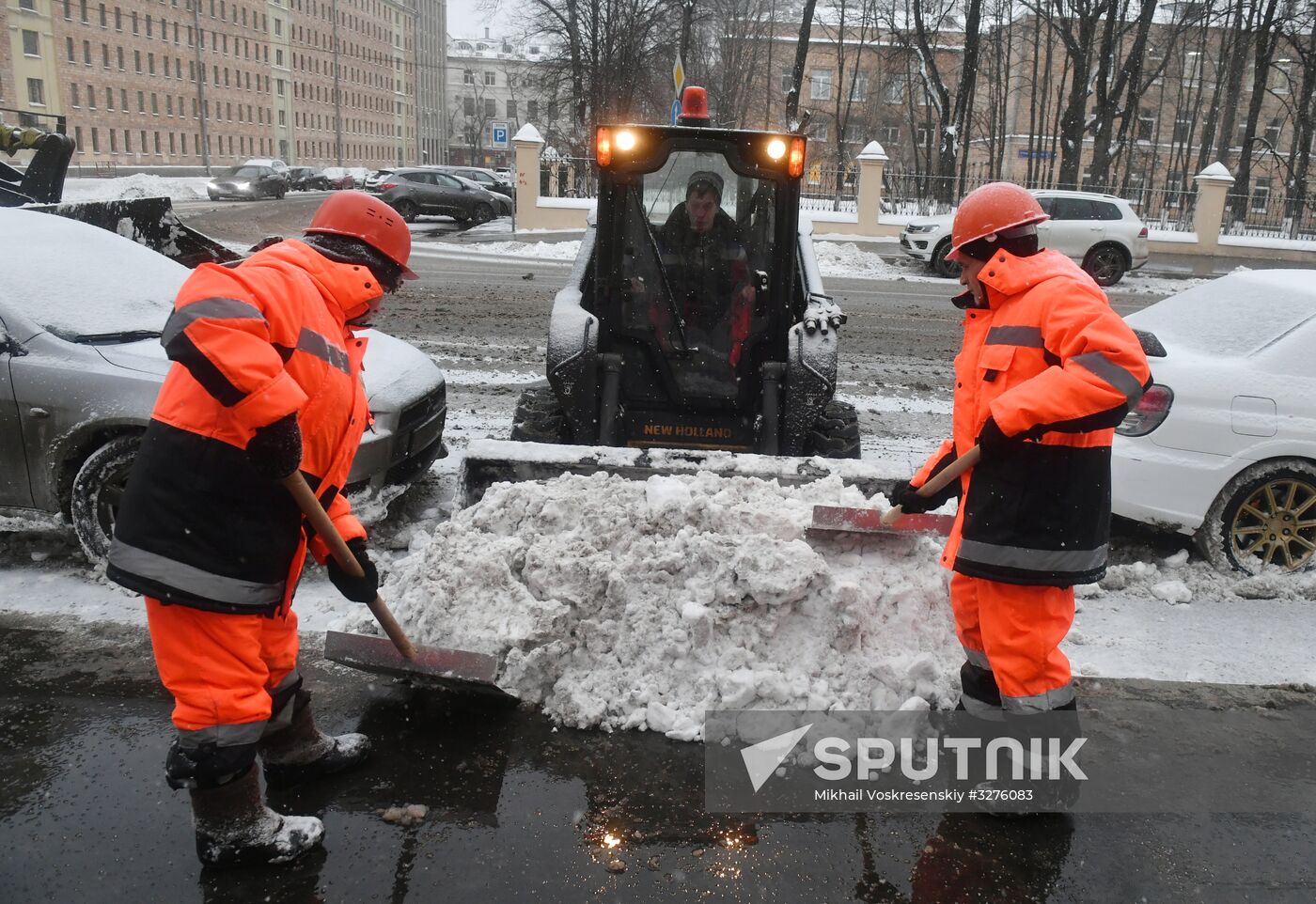 Moscow utility crews deal with snowfall aftermath