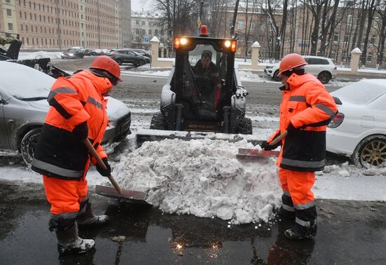 Moscow utility crews deal with snowfall aftermath