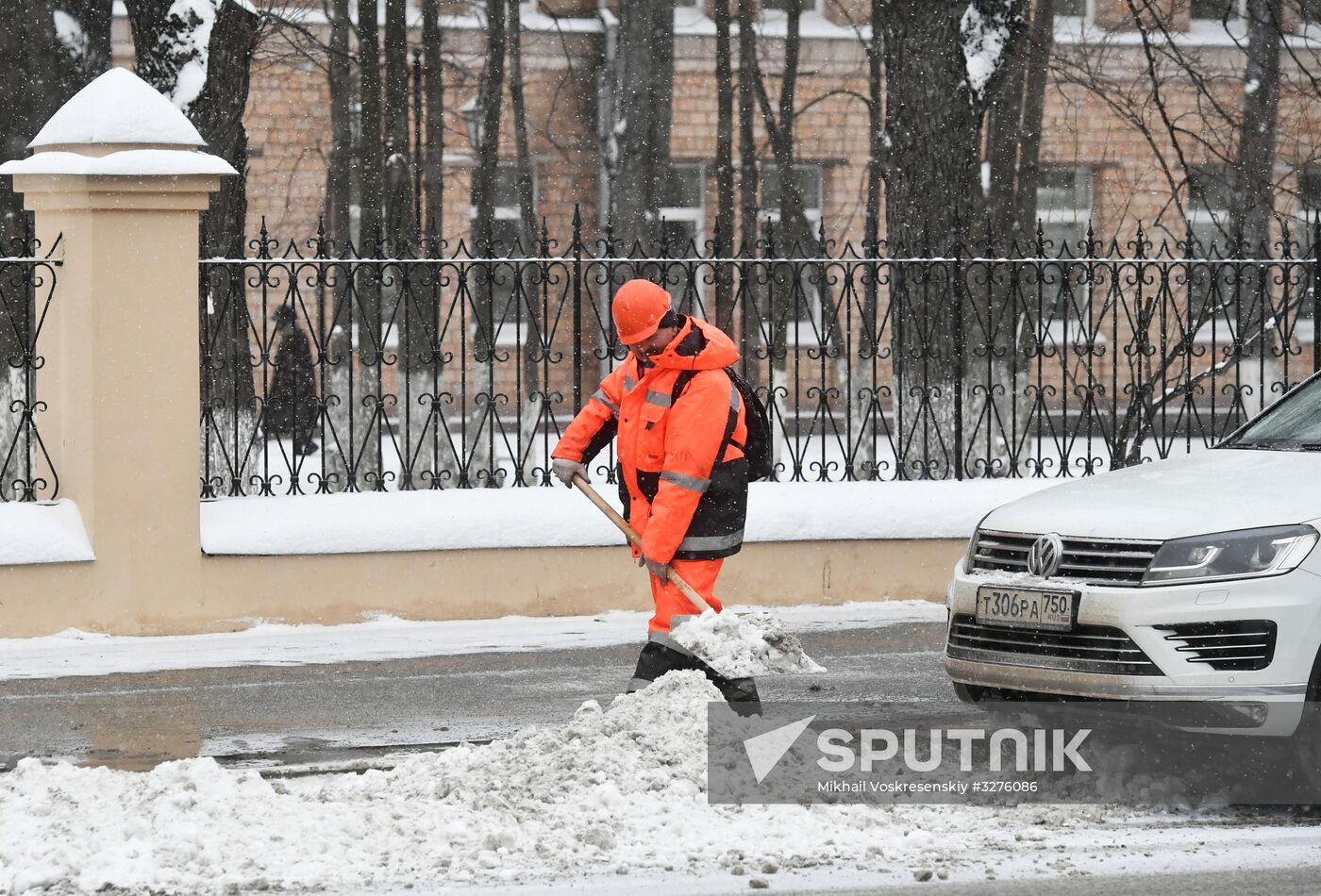 Moscow utility crews deal with snowfall aftermath