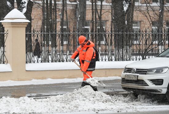 Moscow utility crews deal with snowfall aftermath