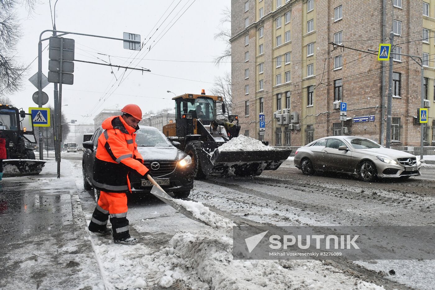 Moscow utility crews deal with snowfall aftermath