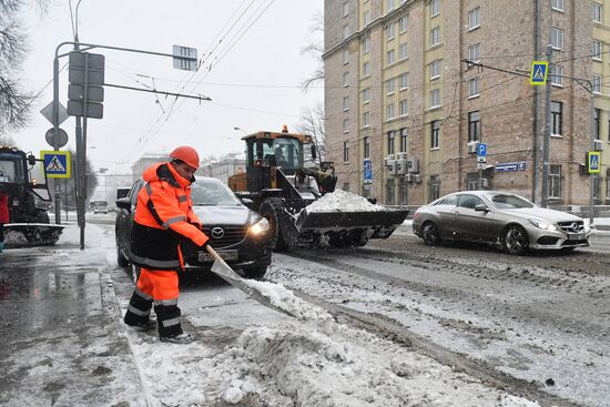 Moscow utility crews deal with snowfall aftermath