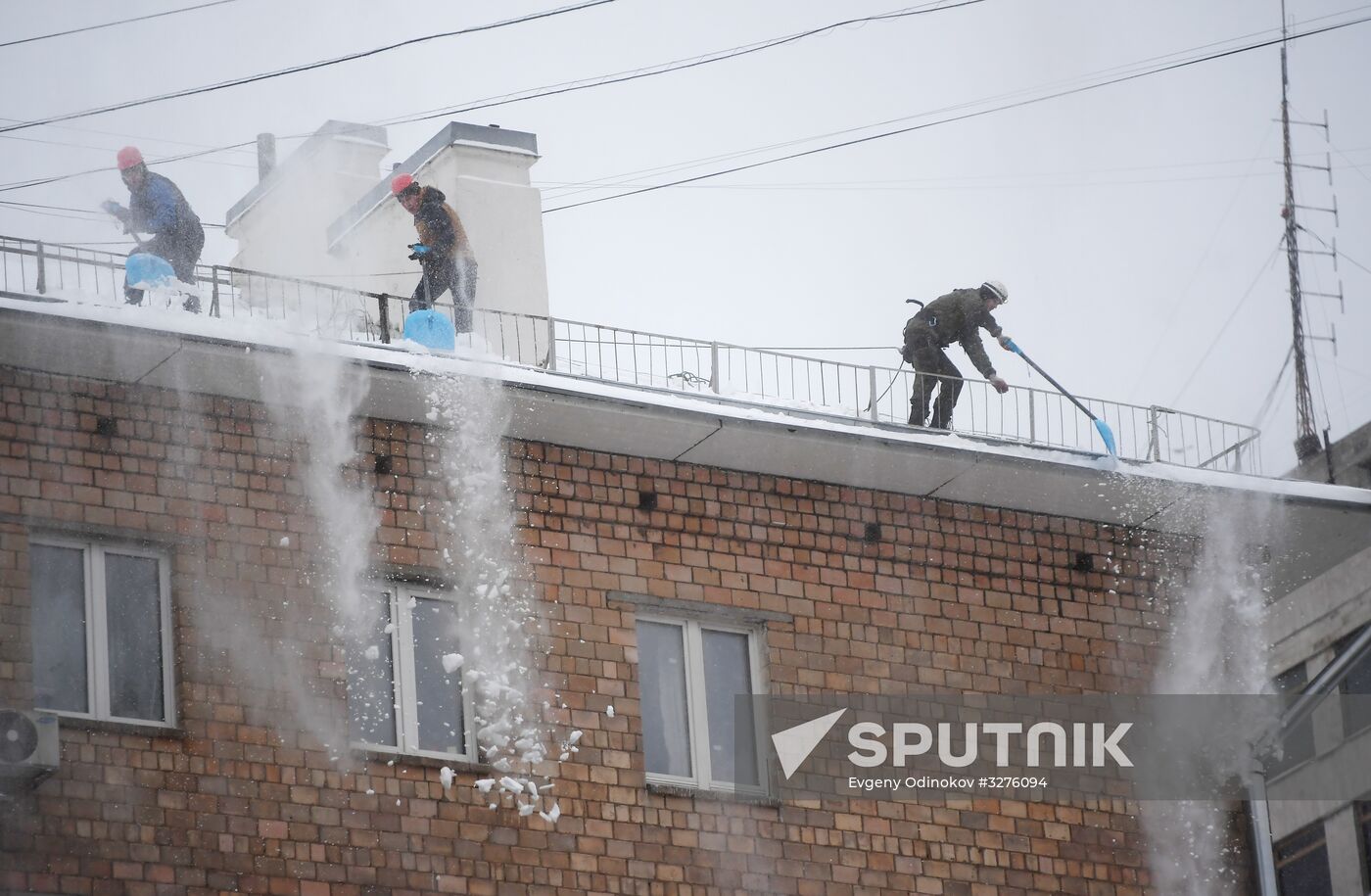 Moscow utility crews deal with snowfall aftermath