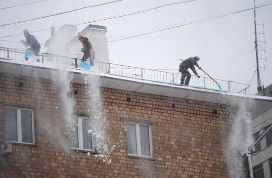 Moscow utility crews deal with snowfall aftermath