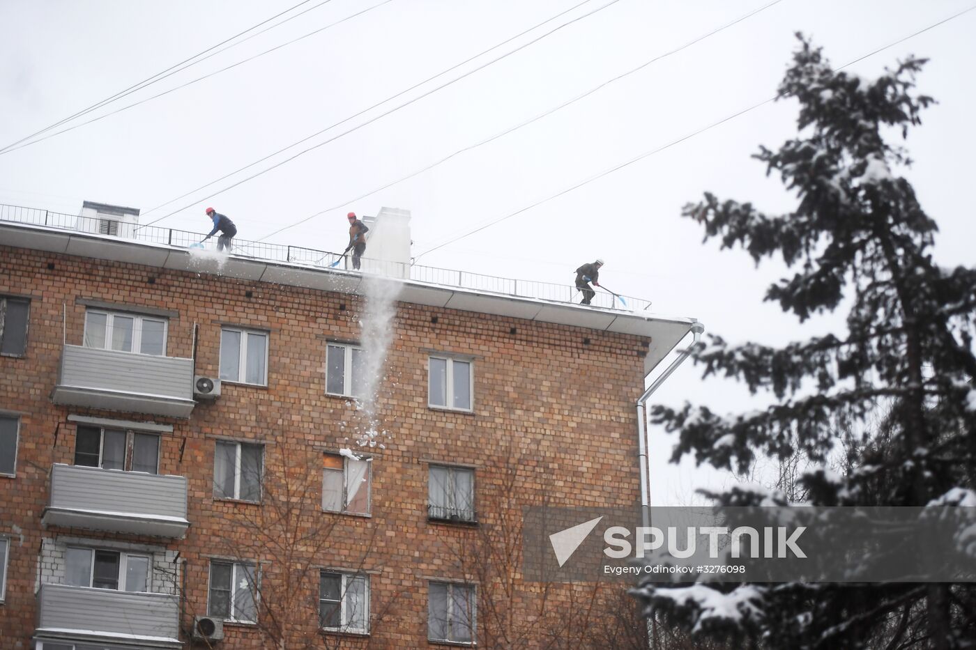 Moscow utility crews deal with snowfall aftermath