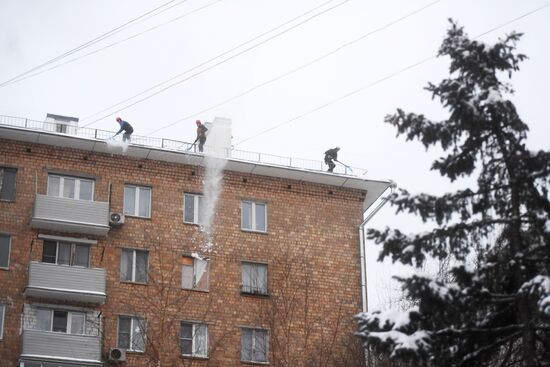 Moscow utility crews deal with snowfall aftermath