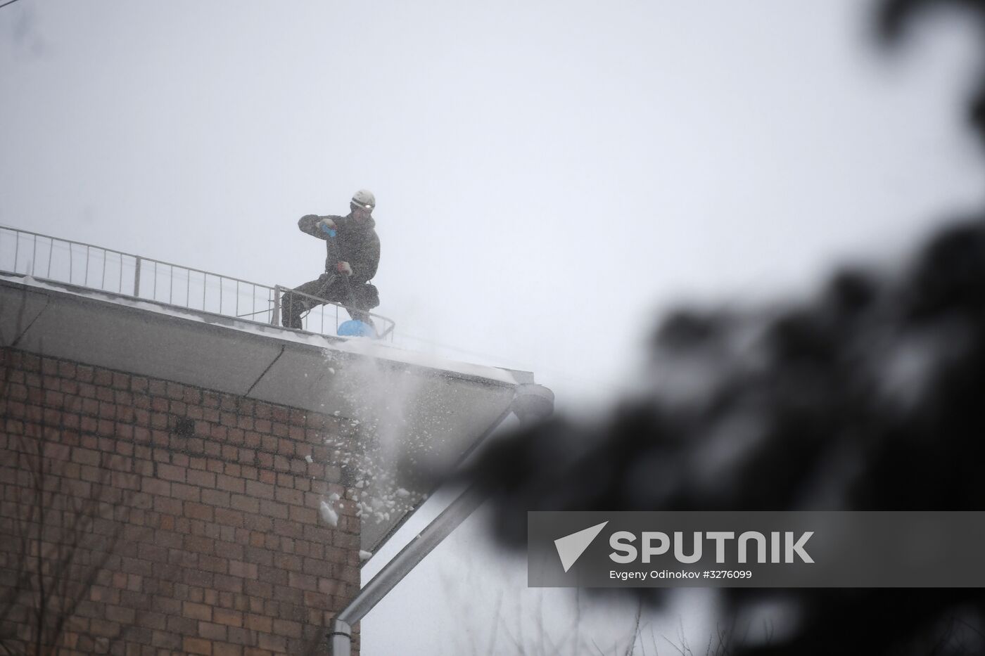 Moscow utility crews deal with snowfall aftermath