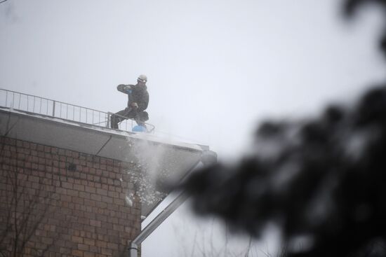 Moscow utility crews deal with snowfall aftermath