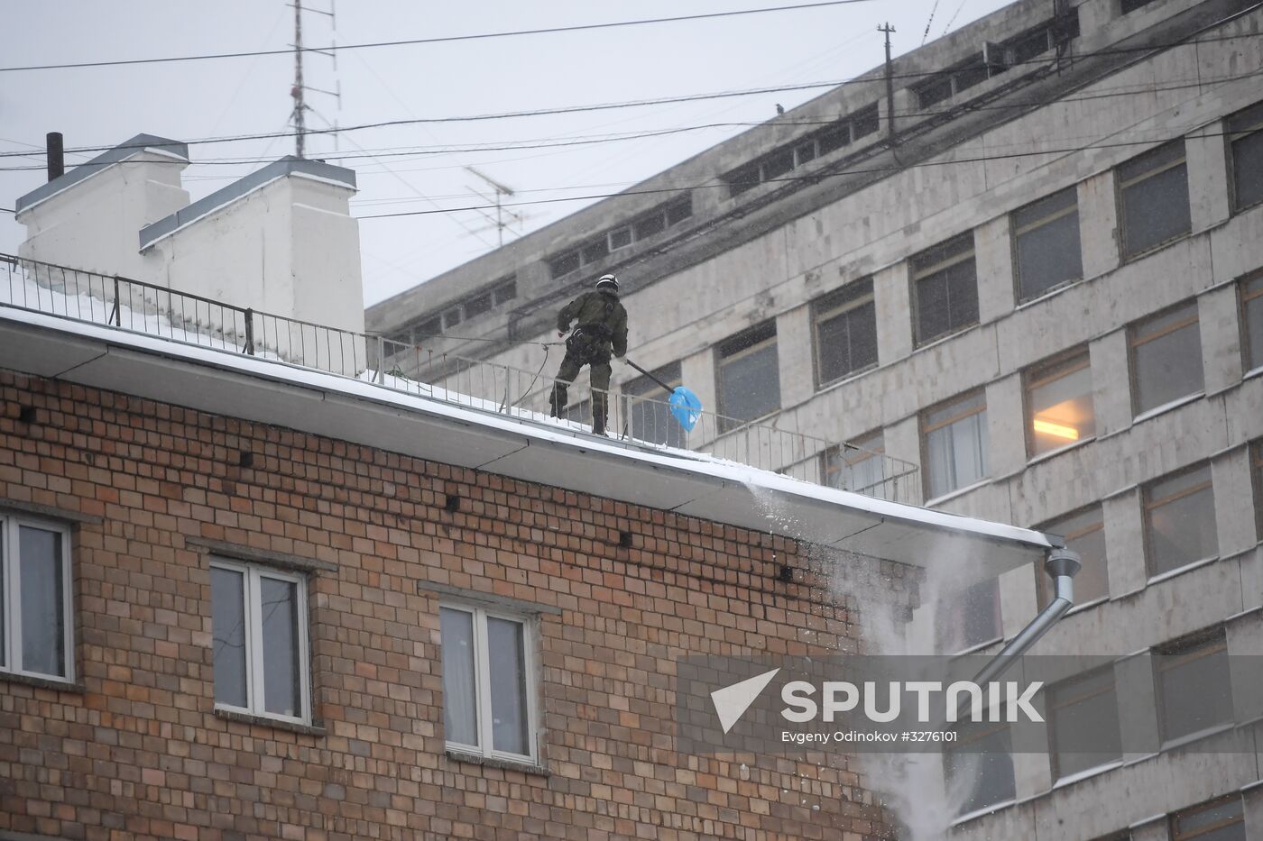 Moscow utility crews deal with snowfall aftermath