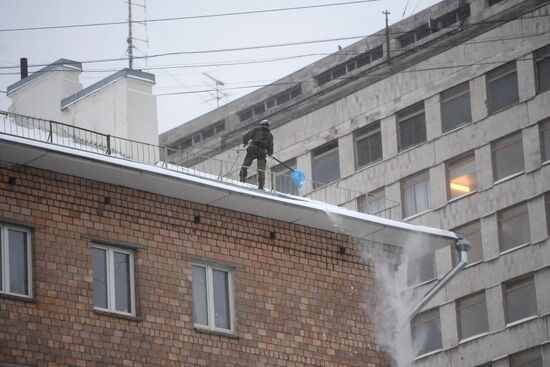 Moscow utility crews deal with snowfall aftermath