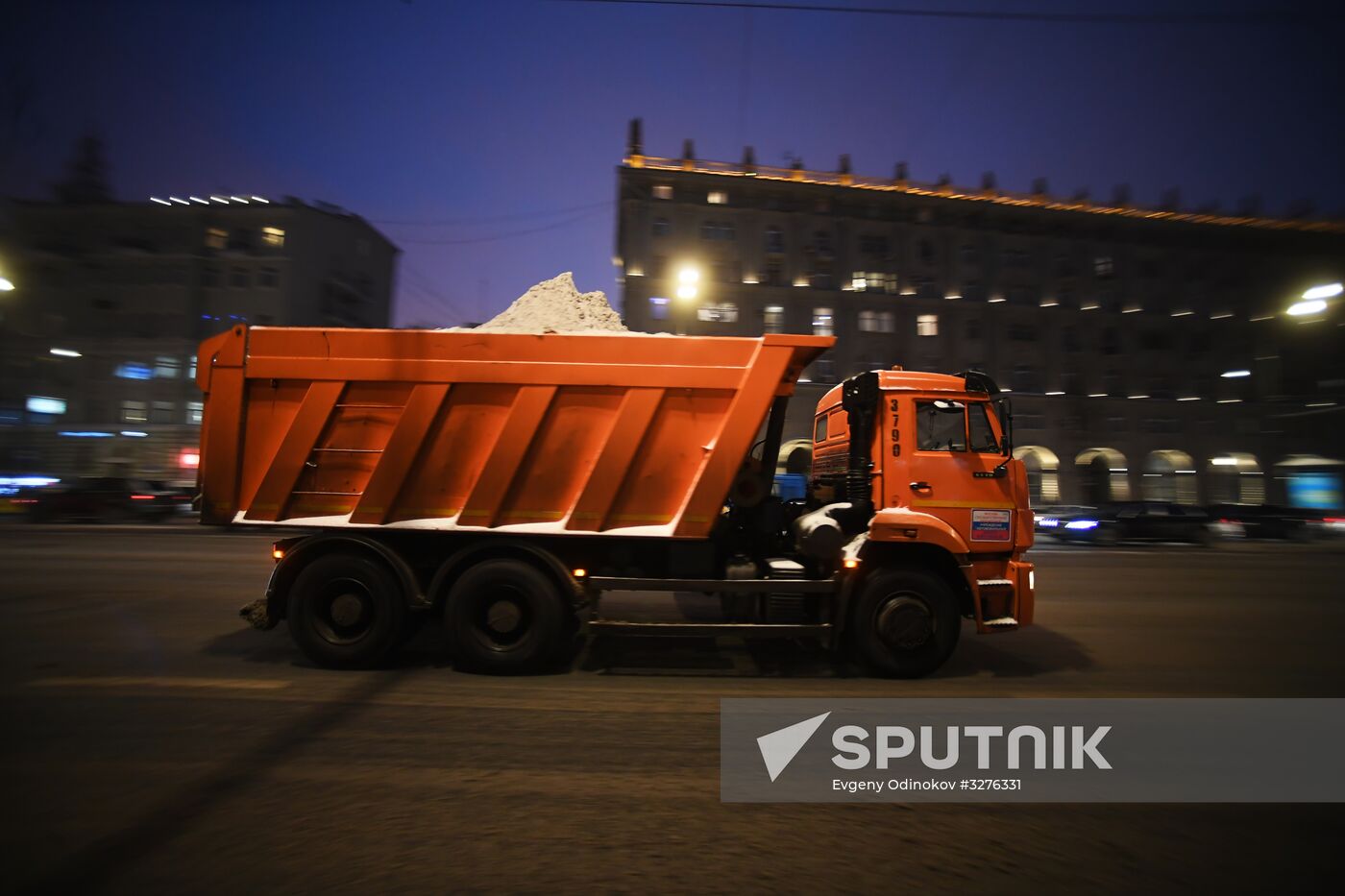 Moscow utility crews deal with snowfall aftermath