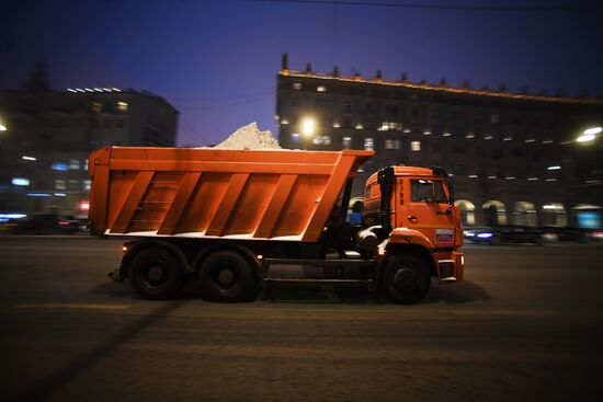 Moscow utility crews deal with snowfall aftermath