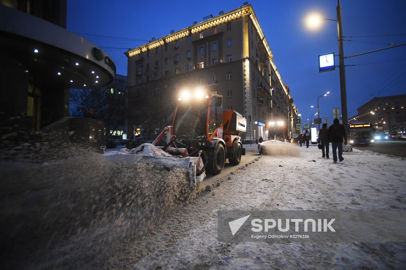 Moscow utility crews deal with snowfall aftermath