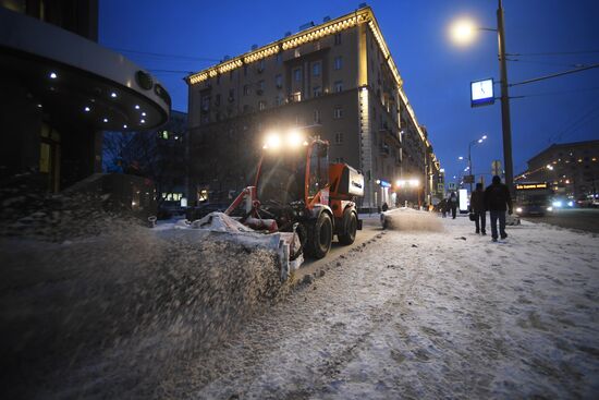 Moscow utility crews deal with snowfall aftermath