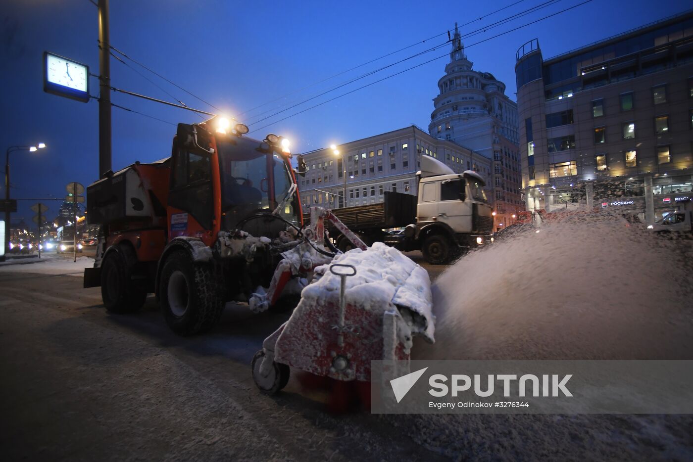 Moscow utility crews deal with snowfall aftermath