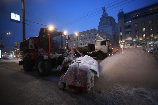 Moscow utility crews deal with snowfall aftermath
