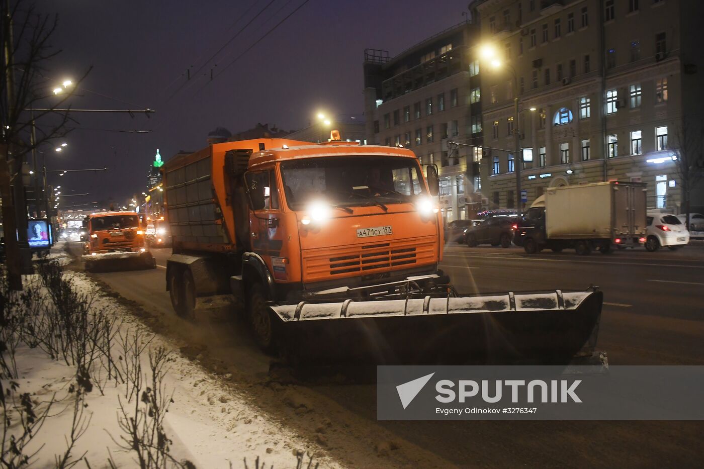 Moscow utility crews deal with snowfall aftermath