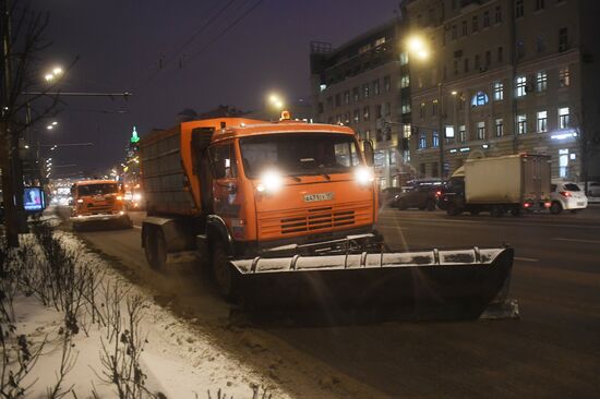 Moscow utility crews deal with snowfall aftermath
