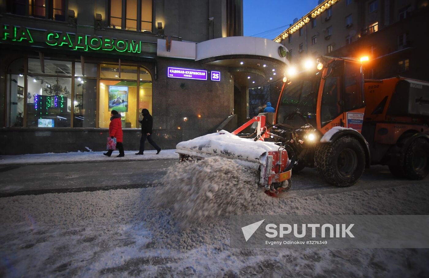 Moscow utility crews deal with snowfall aftermath
