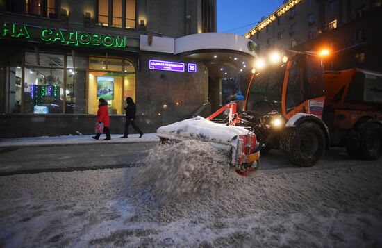 Moscow utility crews deal with snowfall aftermath
