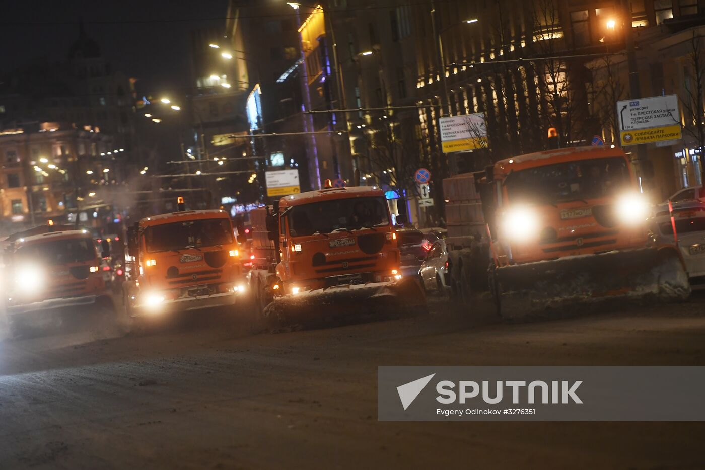 Moscow utility crews deal with snowfall aftermath