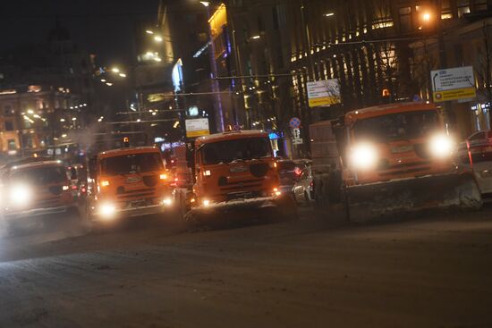 Moscow utility crews deal with snowfall aftermath